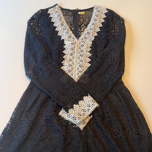 LACE DRESS - Picture 6 of 7